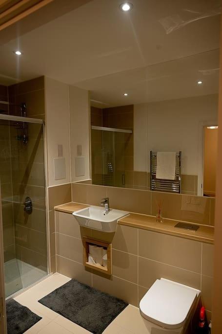 Exquisite Cozy House, Close To Train Station And Amenities Harold Wood Eksteriør billede