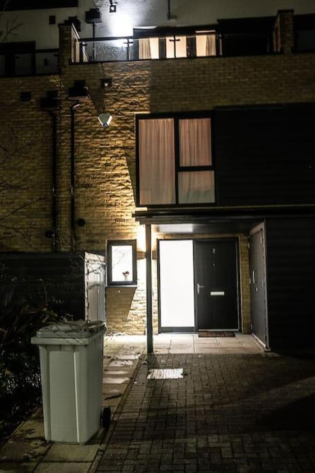 Exquisite Cozy House, Close To Train Station And Amenities Harold Wood Eksteriør billede