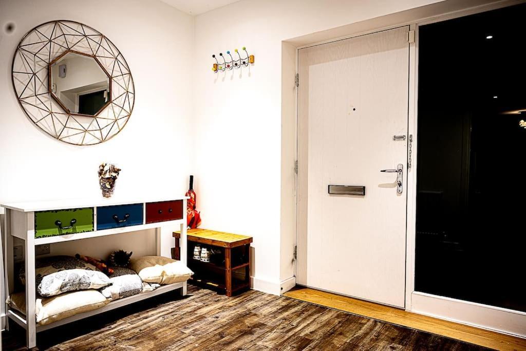Exquisite Cozy House, Close To Train Station And Amenities Harold Wood Eksteriør billede